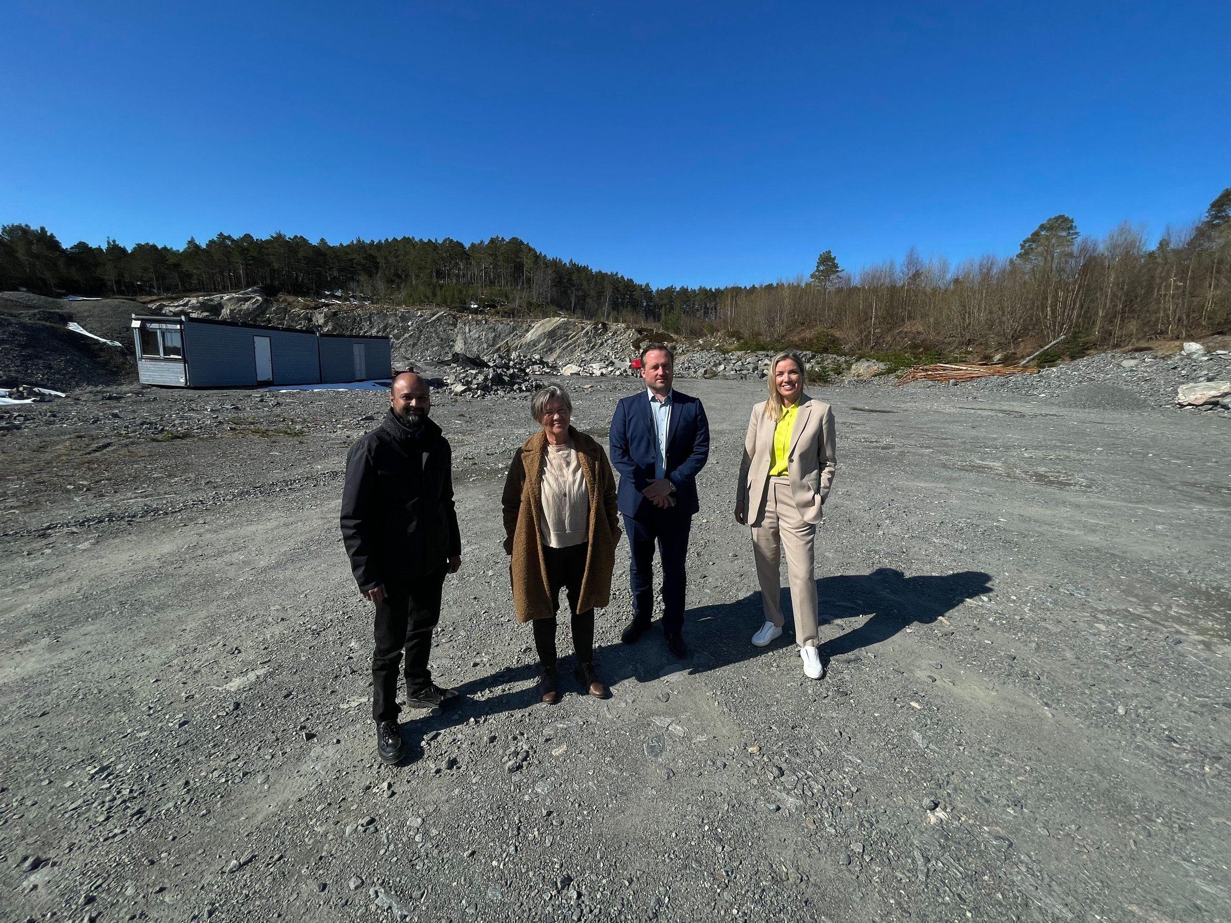 Norwegian Hydrogen represented by Kaushik Jayasayee, Jens Berge and Marielle Furnes Mannseth together with the mayor of Ålesund, Eva Vinje Aurdal, at the site in Giskemo, Ålesund.