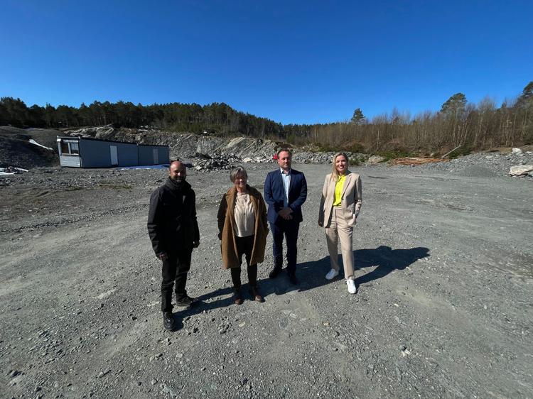 Norwegian Hydrogen represented by Kaushik Jayasayee, Jens Berge and Marielle Furnes Mannseth together with the mayor of Ålesund, Eva Vinje Aurdal, at the site in Giskemo, Ålesund.
