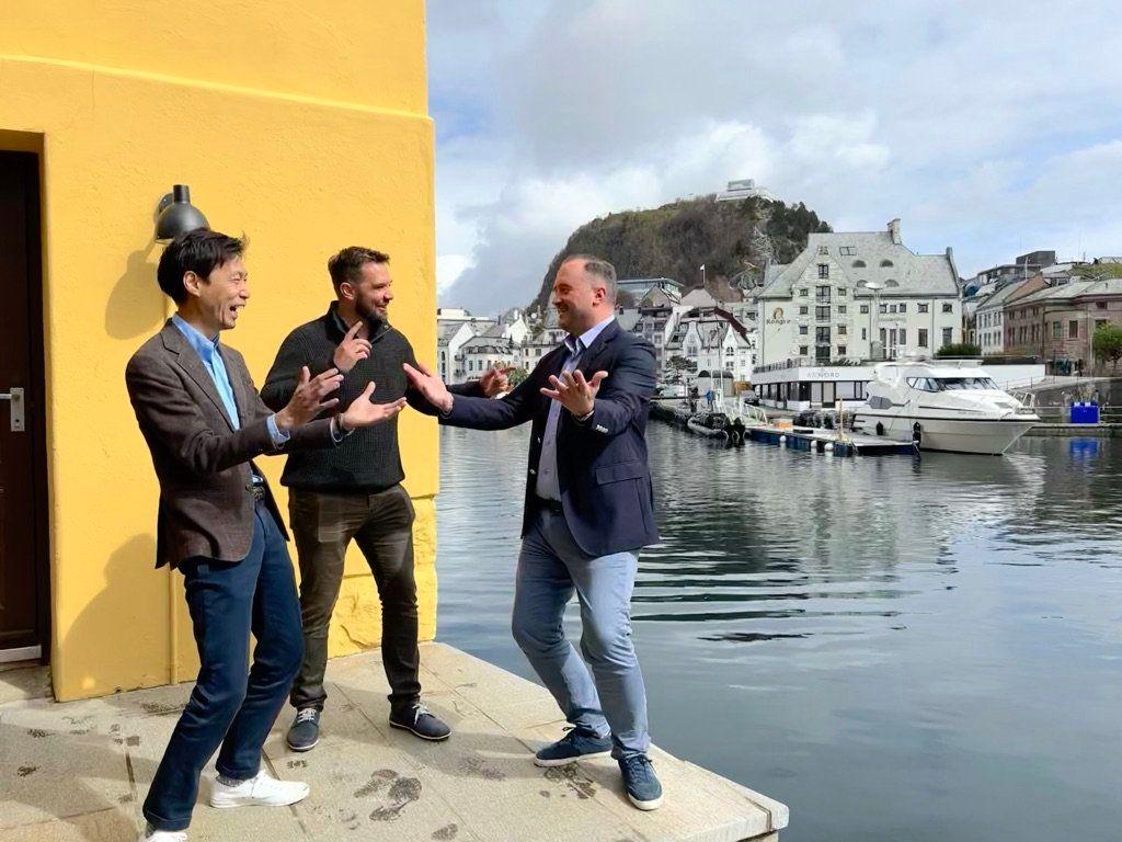 From left, in Ålesund this week: Mugihiko Yanagida, VP Business Development of Hexagon Purus representing Mitsui, Dr. Shane Stephens, CDO FirstElement Fuel and TrueZero, and Jens Berge, CEO of Norwegian Hydrogen.